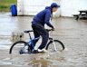 20080814_Ålekilene_flom_syklist.jpg - 